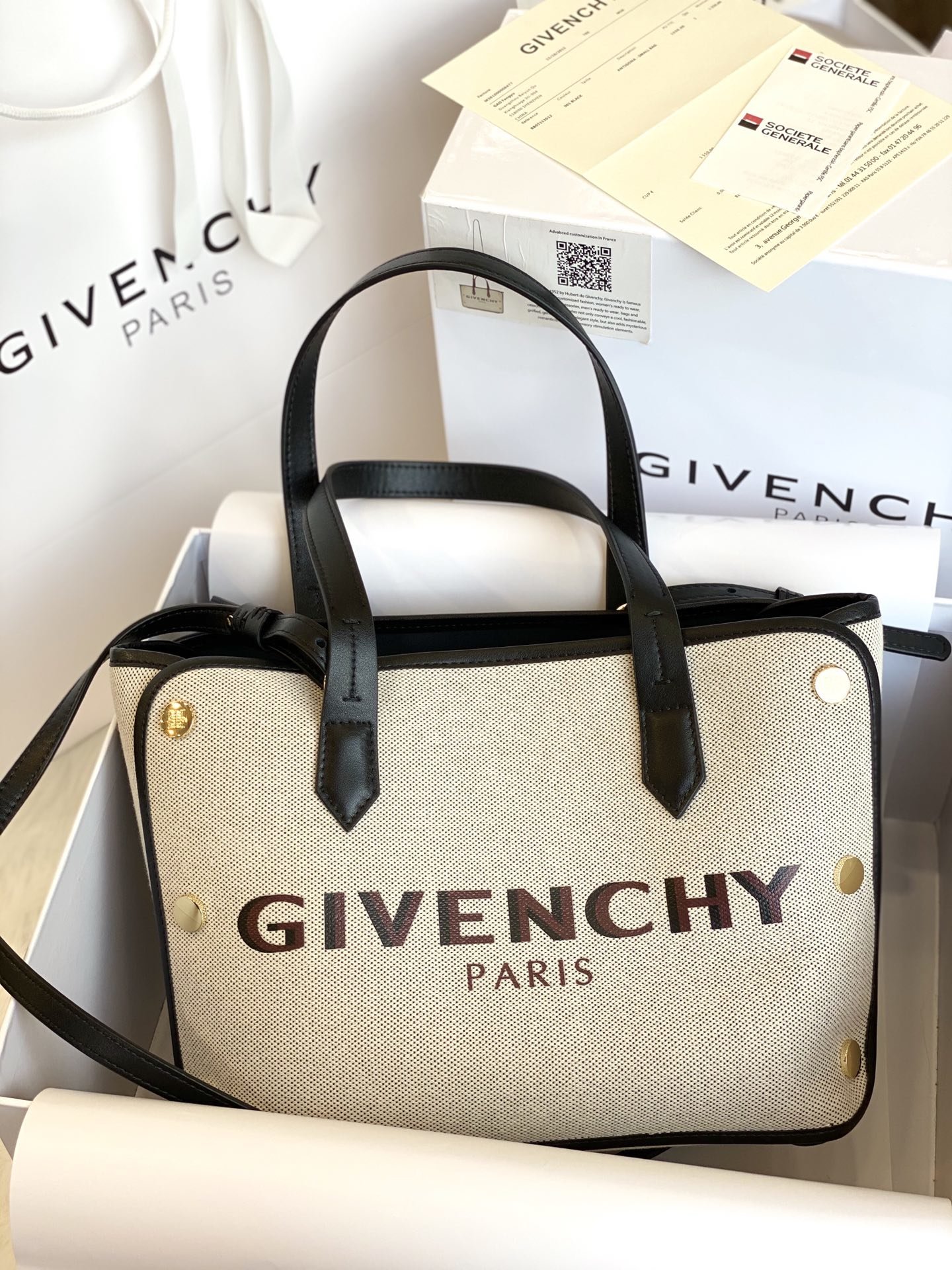 Gienvchy_Bond_Tote-21_32